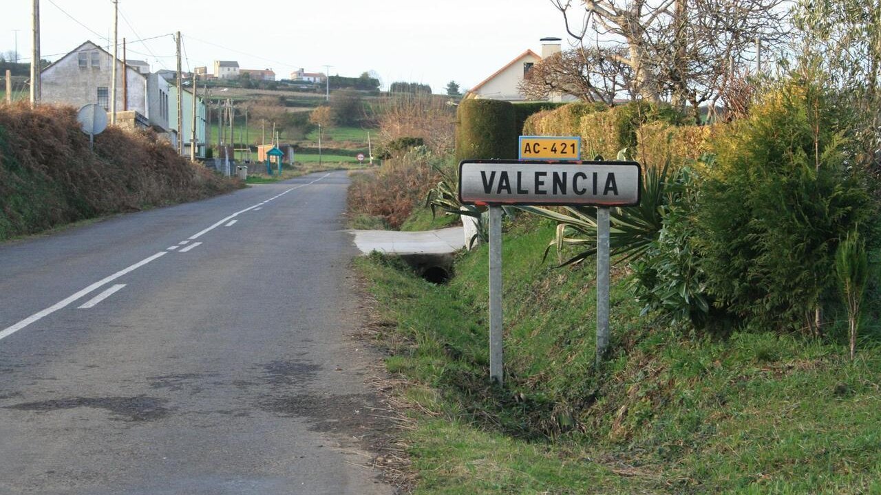 Cartel de Valencia, una parroquia de La Coru&ntilde;a llamada Valenza en gallego.