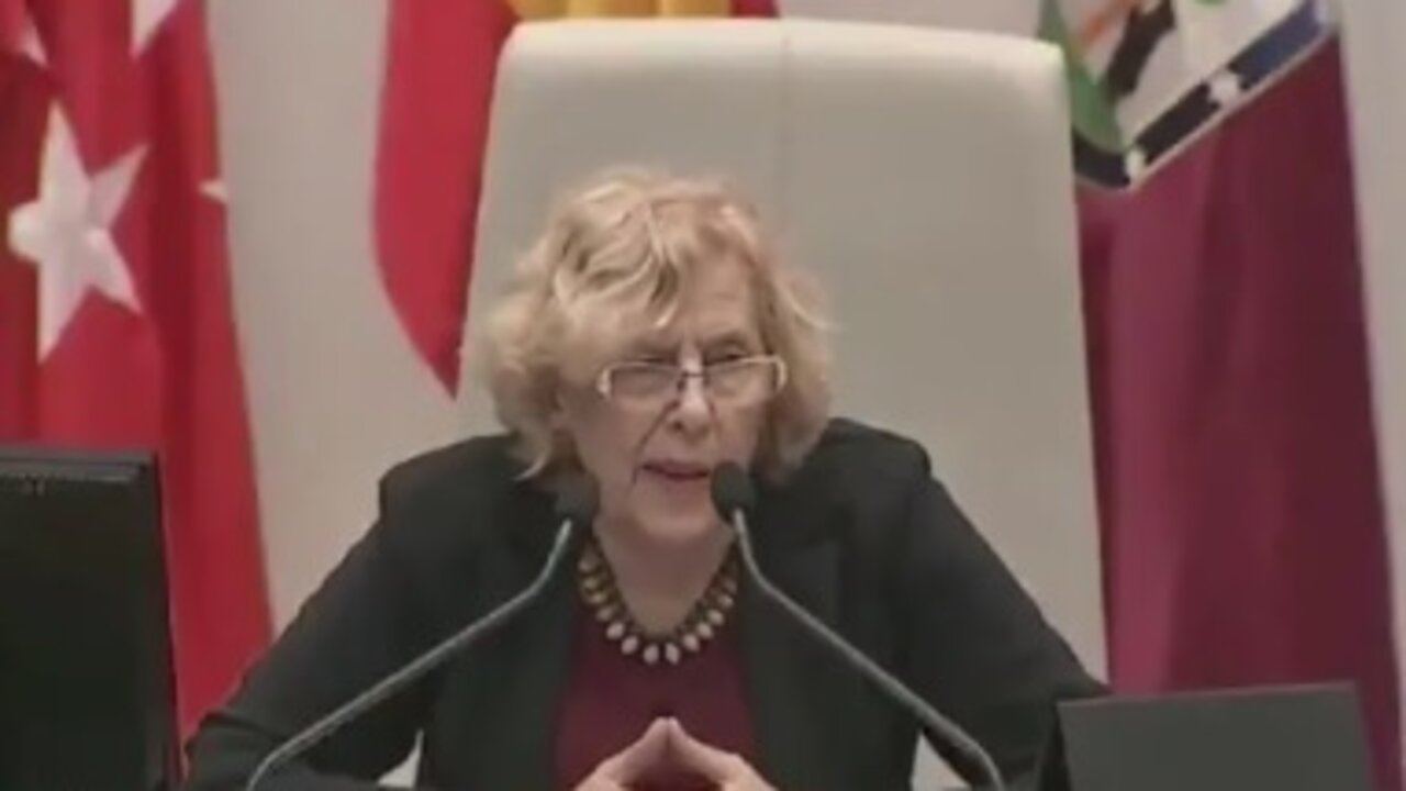 Manuela Carmena preside el pleno del ayuntamiento de Madrid.