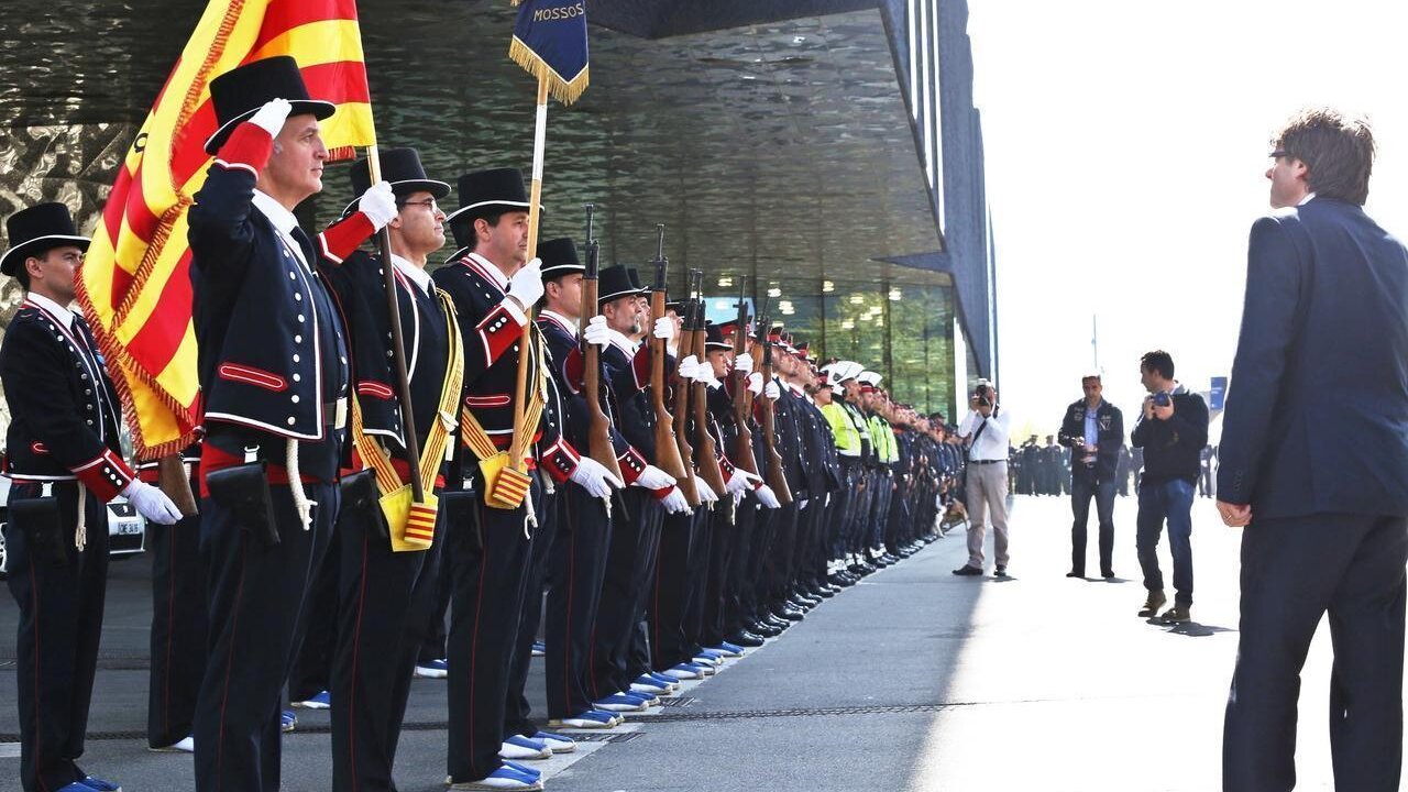 Mossos d&rsquo;Esquadra en formaci&oacute;n con uniforme de gala.