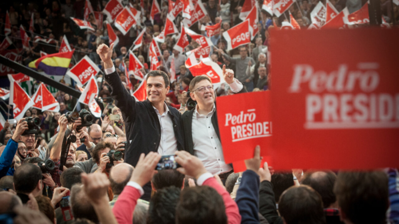 Bandera republicana en un mitin del PSOE valenciano.