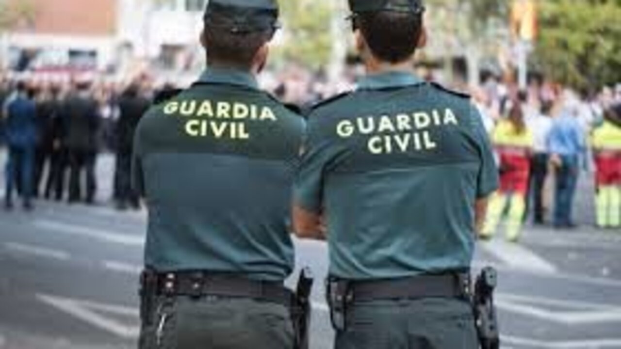 Agentes de la Guardia Civil. Foto: &Aacute;lvaro Garc&iacute;a Fuentes (@alvarogafu)
