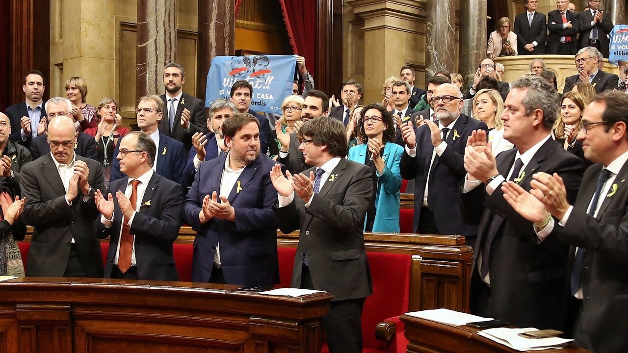 El Govern de Puigdemont, en la declaraci&oacute;n de independencia en el Parlament de Catalu&ntilde;a. Foto de archivo.