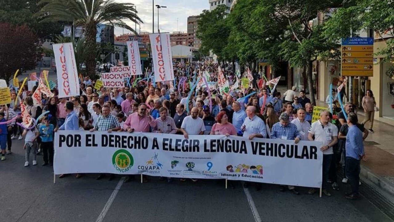 Manifestaci&oacute;n contra el decreto pluriling&uuml;e en Alicante.