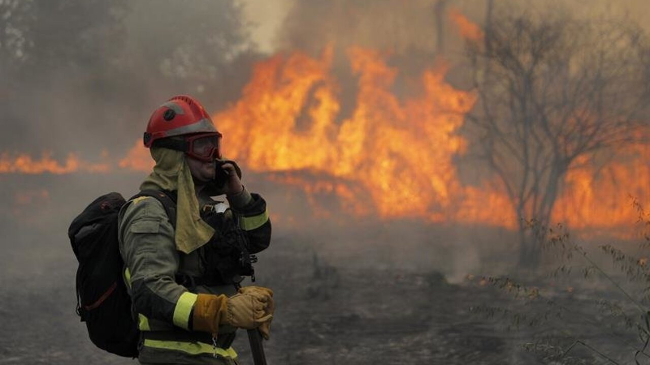 Bombero luchando contra el fuego en Galicia.