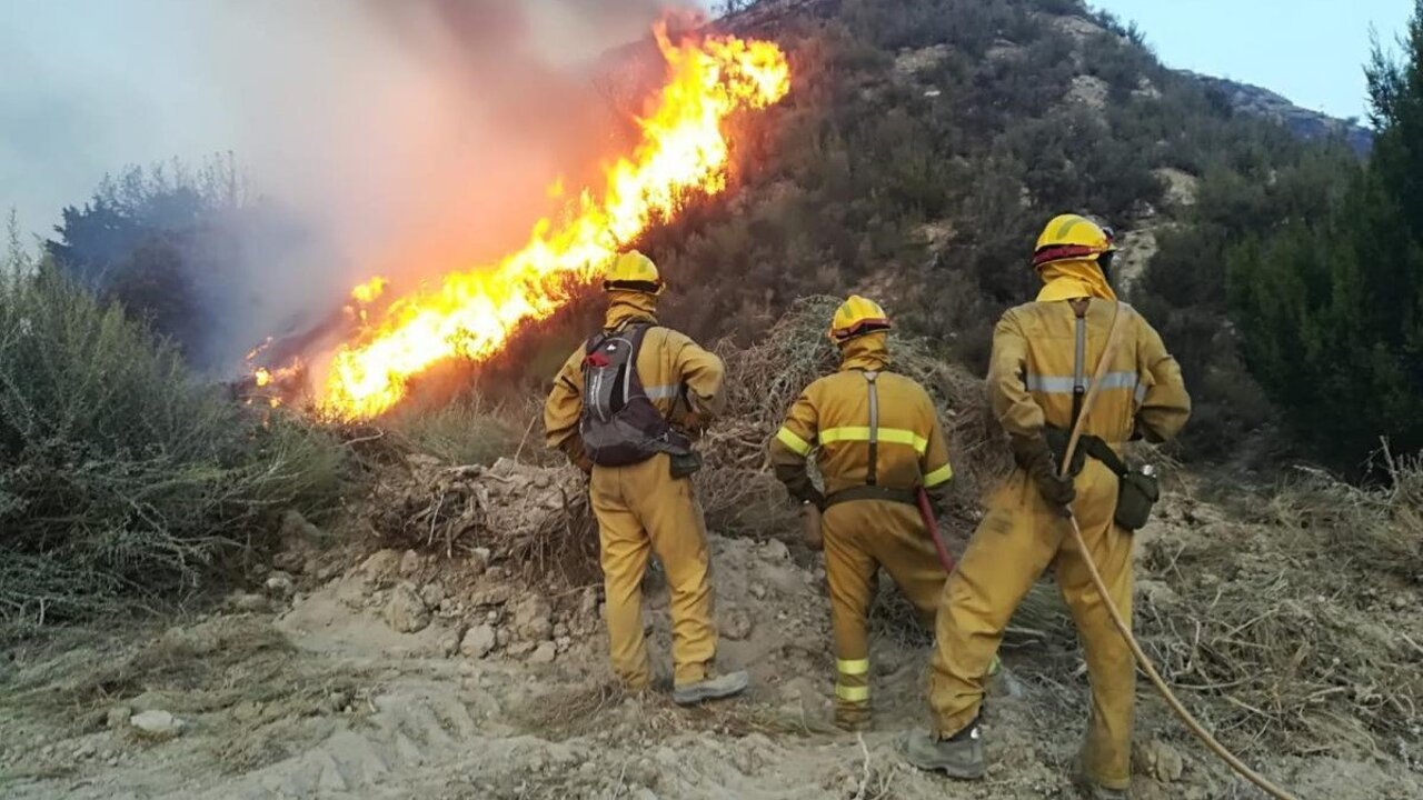 La Unidad Militar de Emergencias combate el incendio de Perdiguera 