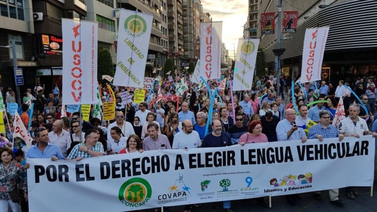 Fotograf&iacute;as manifestaci&oacute;n Alicante 19 de mayo, Idiomas y Educaci&oacute;n.