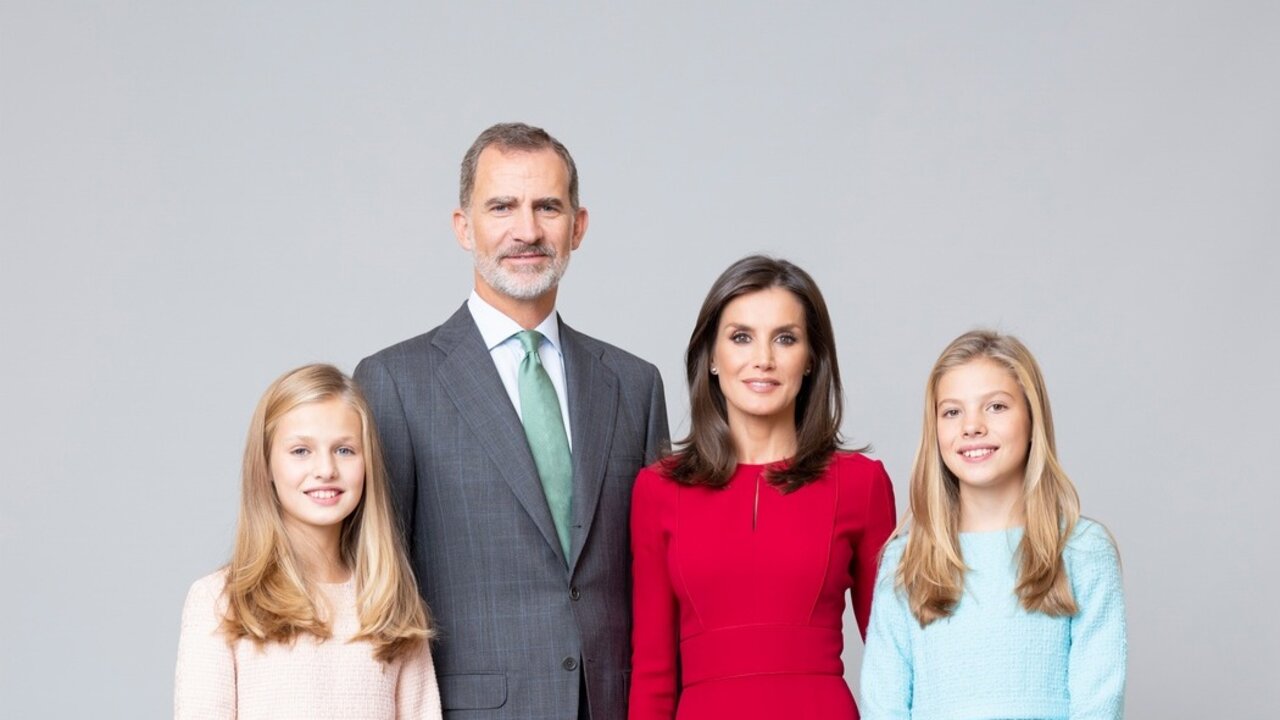Fotograf&iacute;a de Sus Majestades los Reyes y Sus Altezas Reales la Princesa de Asturias y la Infanta Do&ntilde;a Sof&iacute;a