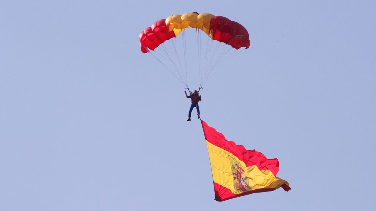 Homenaje a la bandera espa&ntilde;ola en el 12 de octubre