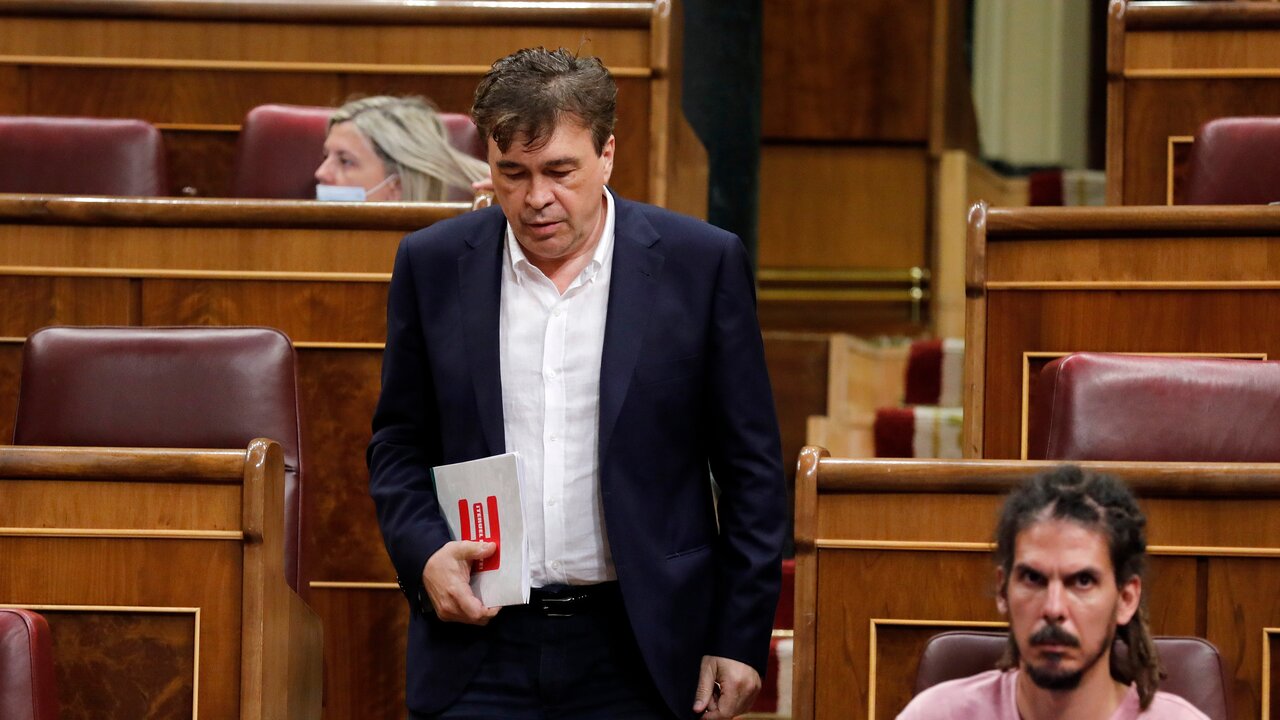 El diputado de Teruel Existe y presidente de la formaci&oacute;n, Tom&aacute;s Guitarte, momentos antes de una intervenci&oacute;n en el Congreso