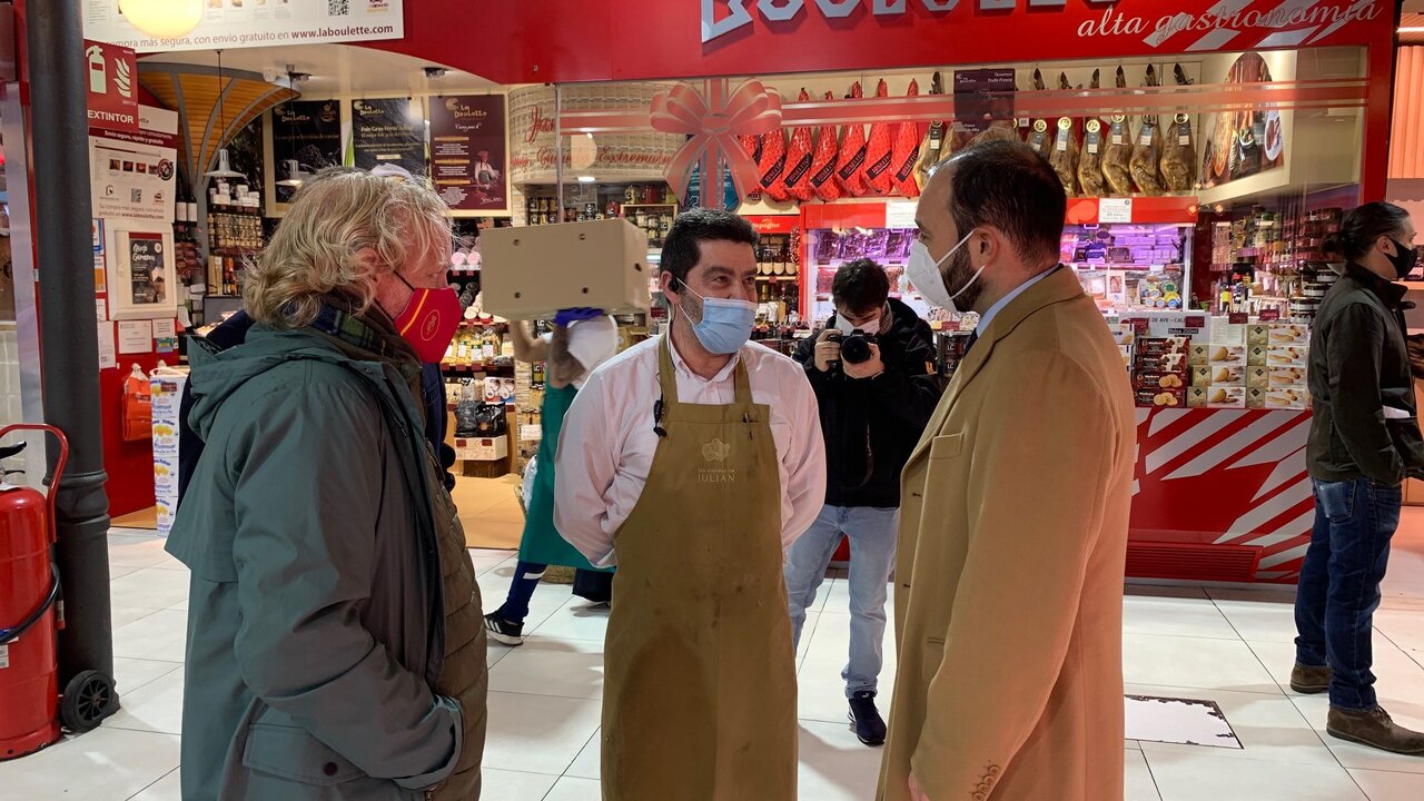 Manuel Gim&eacute;nez visitando hoy el madrile&ntilde;o Mercado de la Paz. Foto: Comunidad de Madrid.