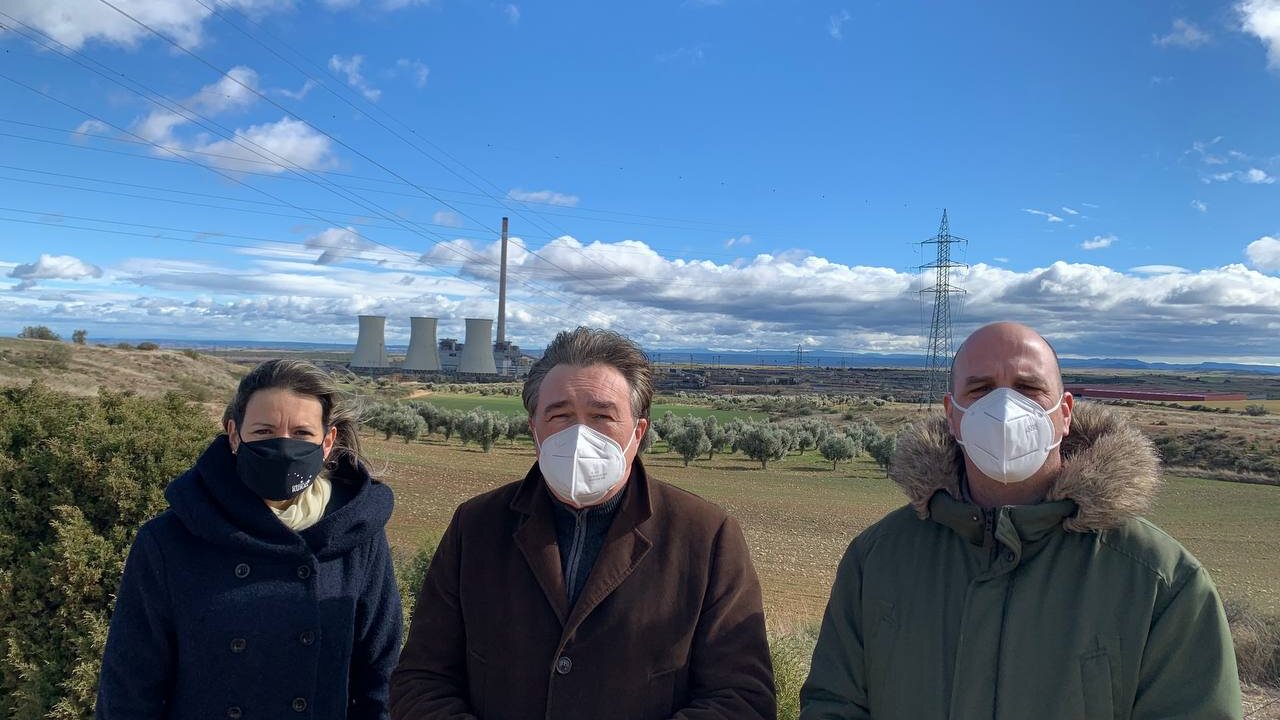 Diputado y senadores de Teruel Existe ante la central térmica de Andorra
