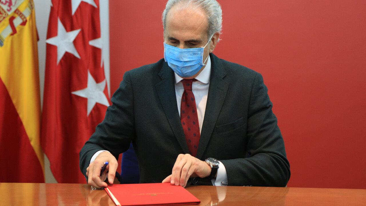 El consejero de Sanidad de la Comunidad de Madrid, Enrique Ruiz Escudero, durante el acto de firma del documento de recomendaciones para la atenci&oacute;n al paciente cr&iacute;tico y semicr&iacute;tico