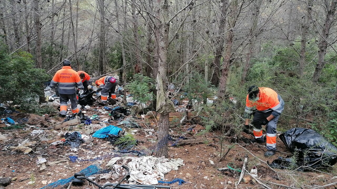 Ayer, operarios municipales de Pe&ntilde;&iacute;scola limpiando el Parque Natural de la Sierra de Irta