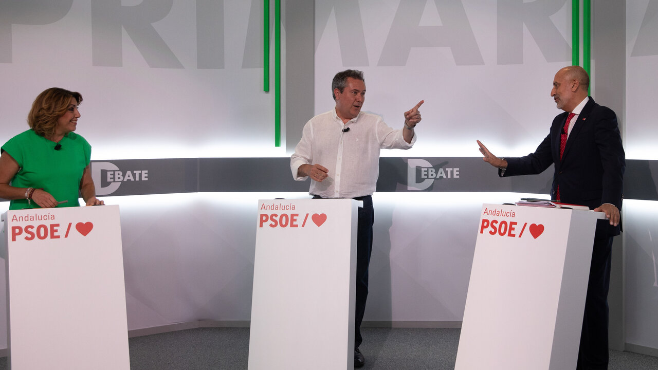 EuropaPress_3768386_susana_diaz_juan_espadas_luis_angel_hierro_posan_antes_debate_tres