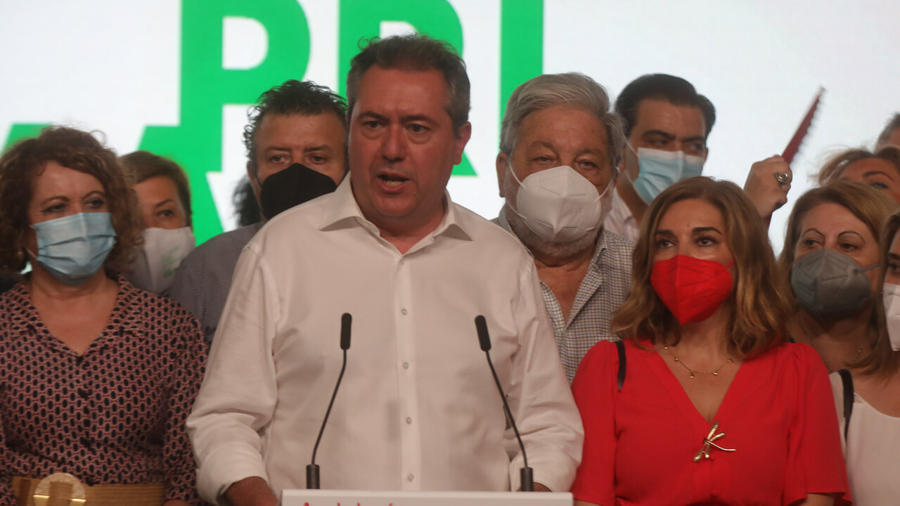EuropaPress_3779282_alcalde_sevilla_juan_espadas_ganador_primarias_psoe-a_dirigiendose