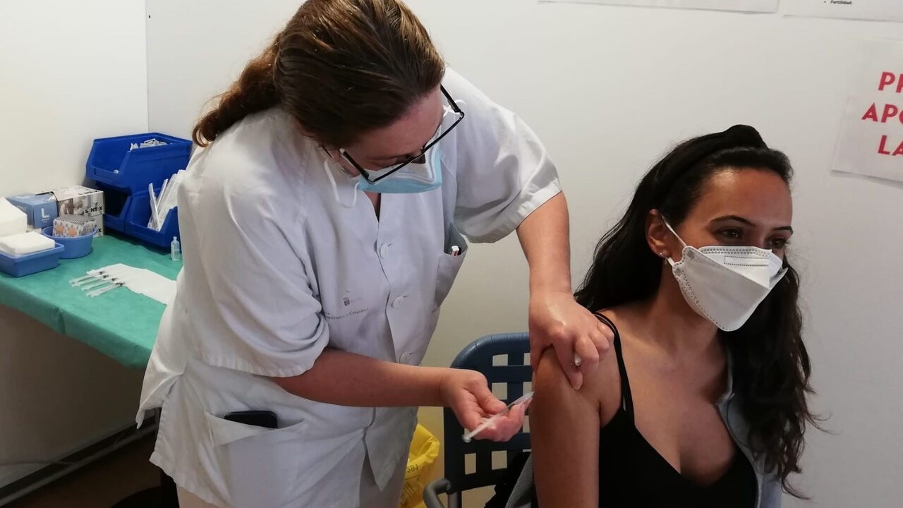 EuropaPress_3749753_enfermera_vacuna_mujer_contra_covid-19