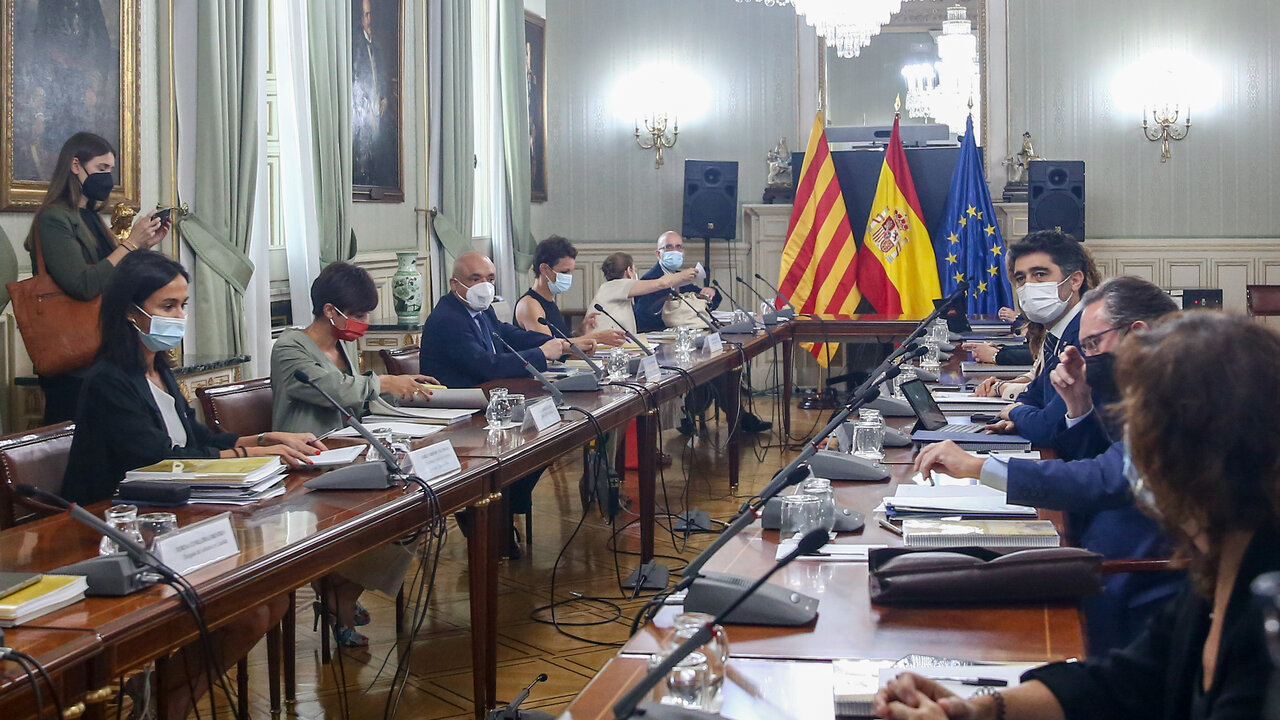 EuropaPress_3867747_vista_general_asistentes_participan_comision_bilateral_generalitat