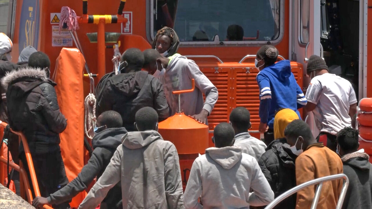 EuropaPress_3795982_salvamento_maritimo_rescata_45_ocupantes_patera_deriva_38_millas_sur_gran
