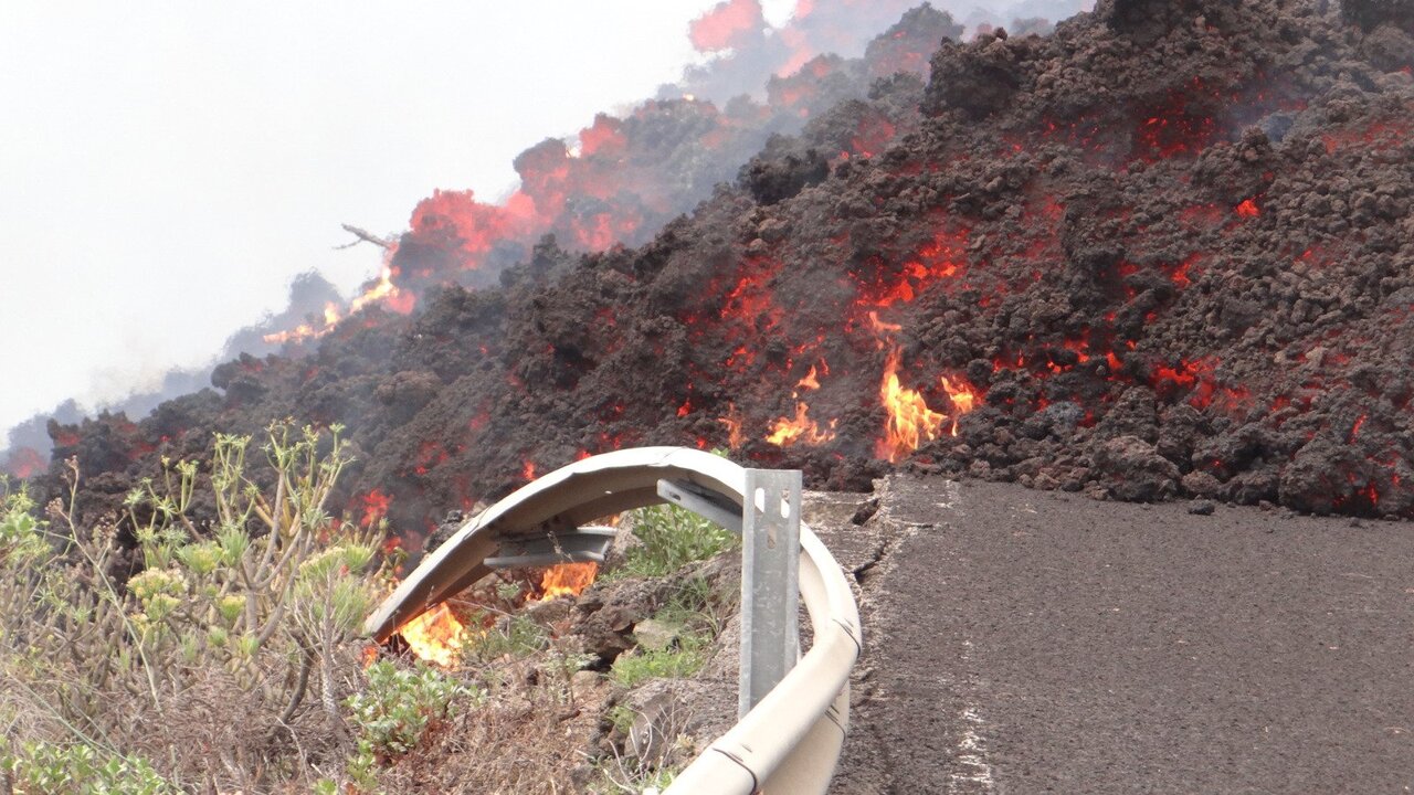 Lava sobre una carretera canaria