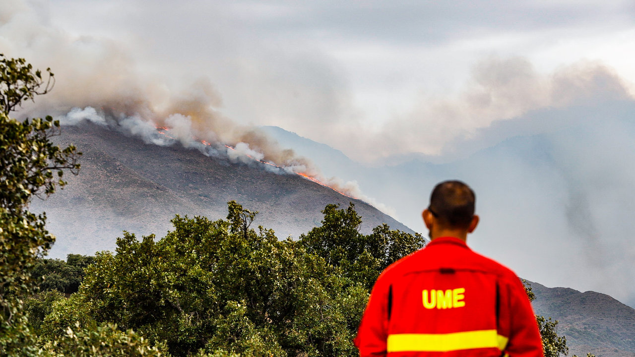 Miembros de la UME, trabajan para la extinci&oacute;n del fuego de Sierra Bermeja desde el cerro de la Silla de los Huesos, a 13 de septiembre 2021 en Casares (M&aacute;laga) Andaluc&iacute;a
