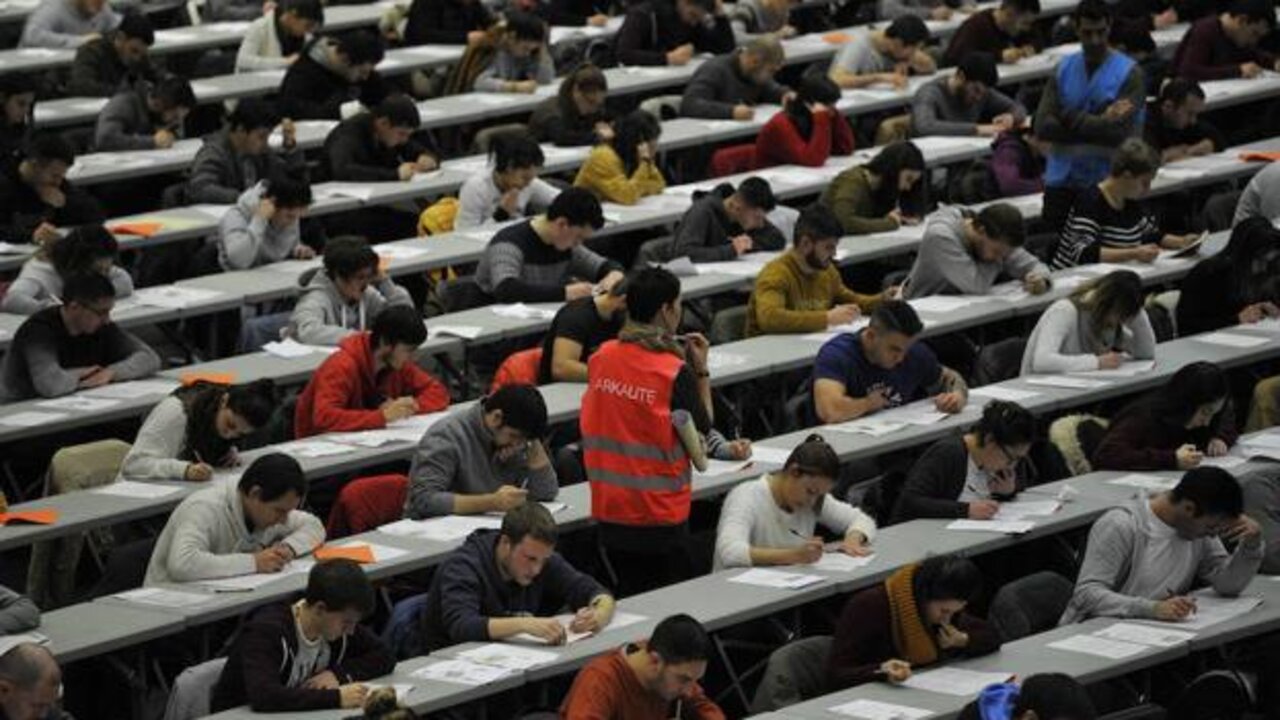Opositores en un examen.