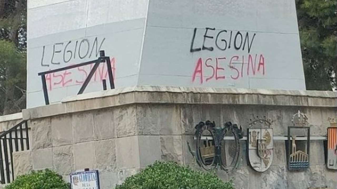 Pintada en el Monumento a la Legi&oacute;n, en Zaragoza (Foto: Distripol).