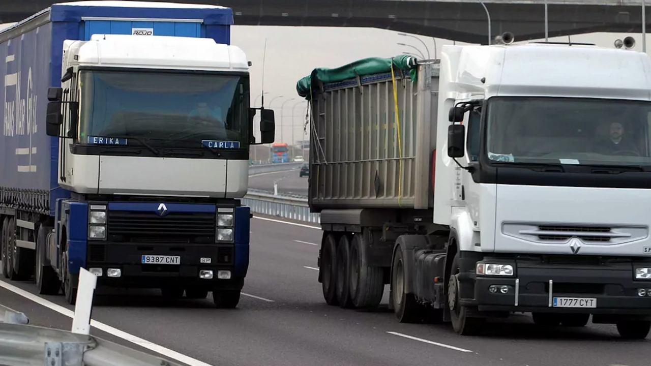 Camioneros por la carretera de huelga.