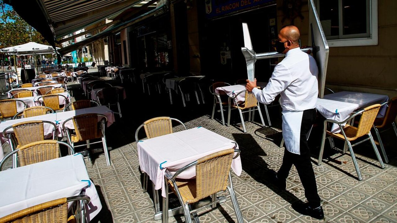 Un camarero porta una mesa en un restaurante en el centro de Barcelona.