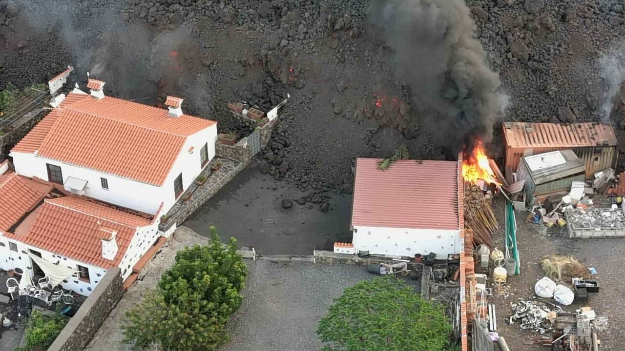 Casas engullidas por la lava del volc&aacute;n de Cumbre Vieja.