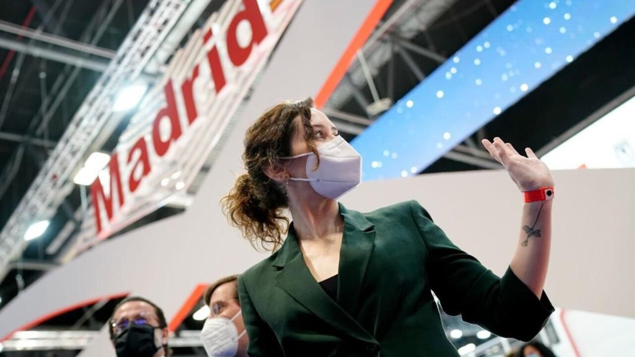 Isabel D&iacute;az Ayuso en el stand de Madrid.