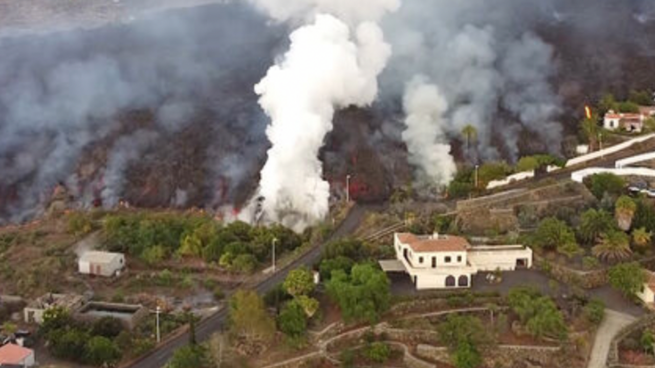 El volc&aacute;n de La Palma engulle las viviendas de la zona.