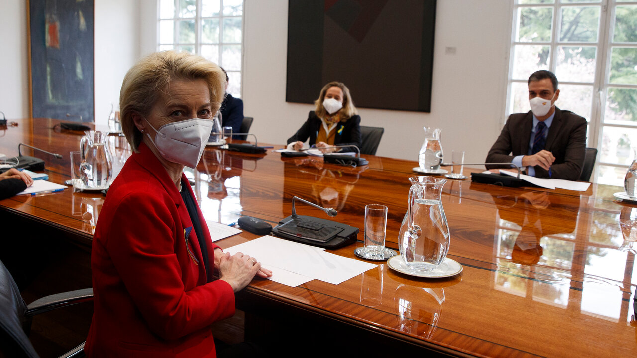 La ministra de Econom&iacute;a, Nadia Calvi&ntilde;o, la presidenta de la Comisi&oacute;n Europea, Ursula von der Leyen, y el presidente del Gobierno, Pedro S&aacute;nchez, se re&uacute;nen en La Moncloa, a 5 de marzo de 2022, en Madrid (Espa&ntilde;a). 