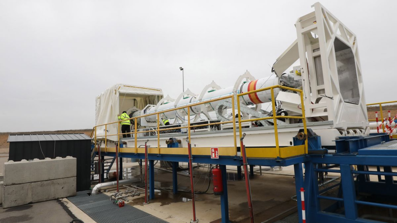 Primer cohete espanol, en fase de pr uebas en el aeropuerto de Teruel