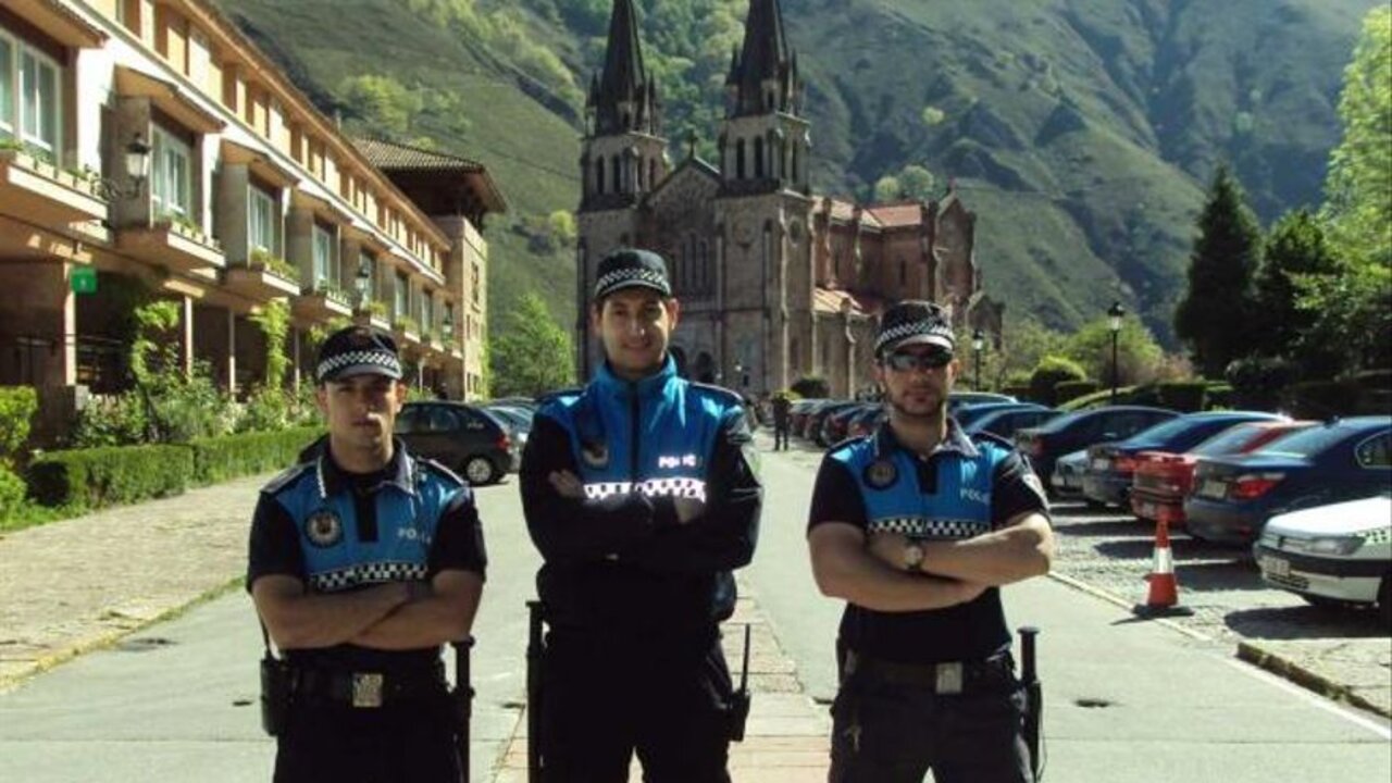 Agentes de la polic&iacute;a local de Parres