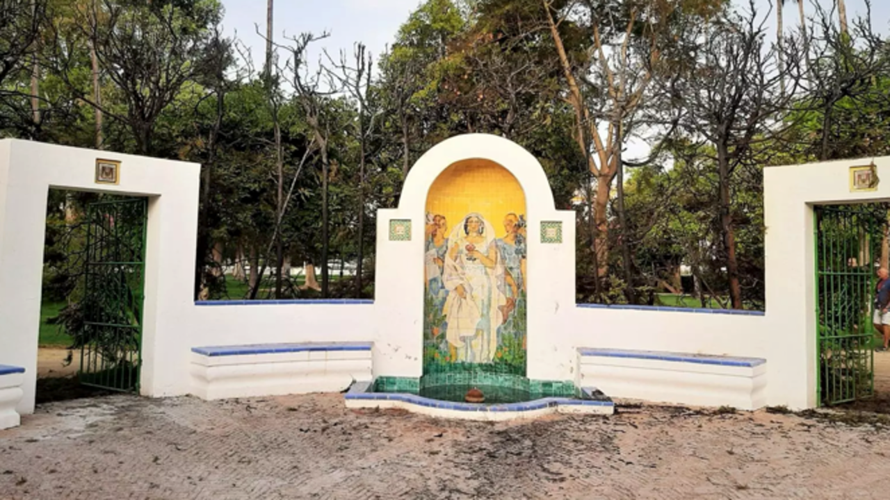 Archivo - La lorieta Ofelia Nieto del Parque de Mar&iacute;a Luisa ya fue arreglada tras un incendio. 