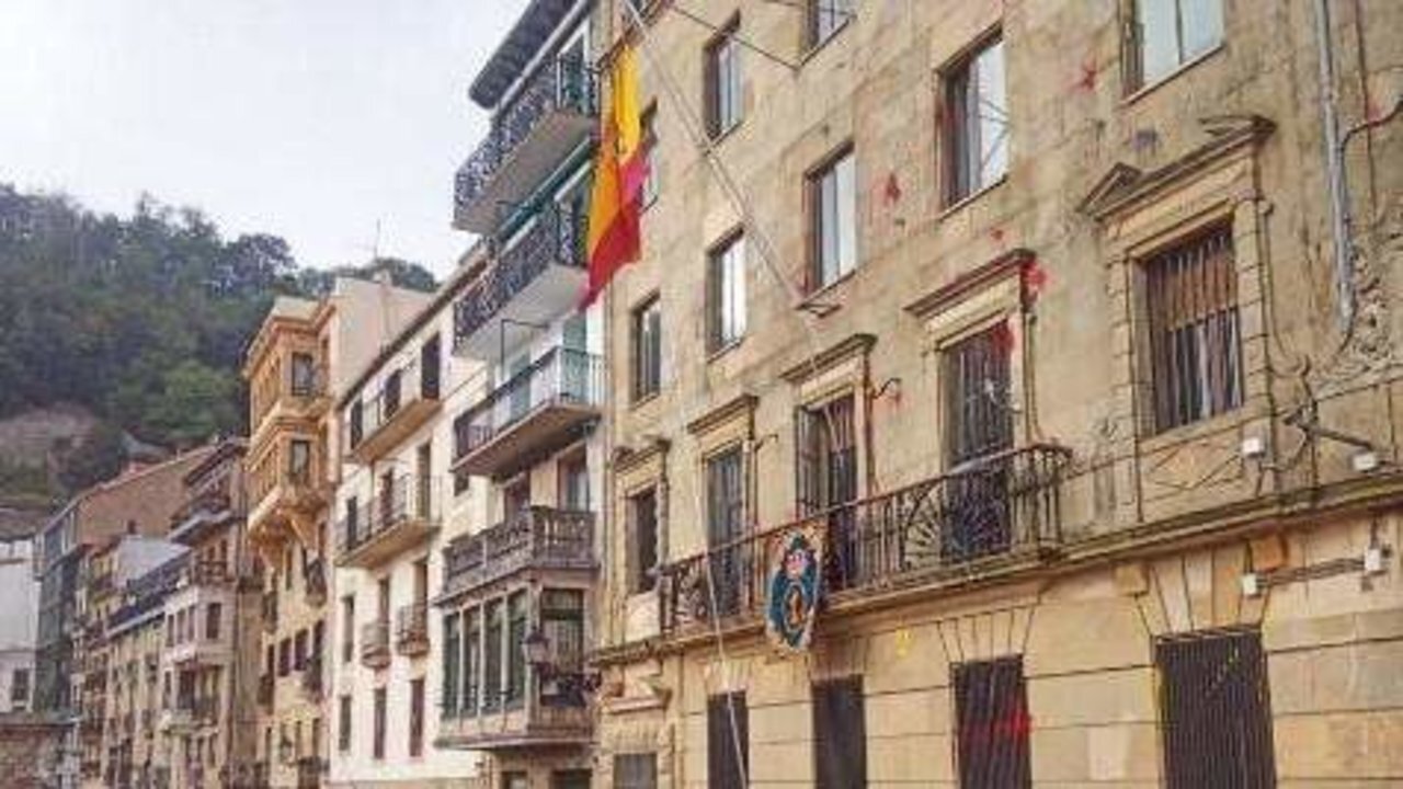 Izado de bandera en San Sebasti&aacute;n.