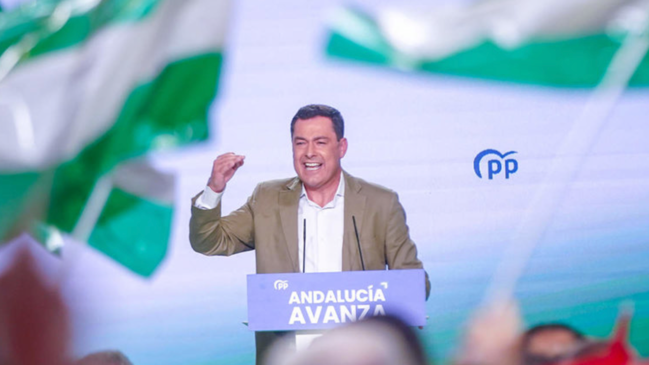 El presidente del PP-A y candidato a la reelecci&oacute;n como presidente de la Junta de Andaluc&iacute;a, Juanma Moreno, en la clausura de un acto en Sevilla
