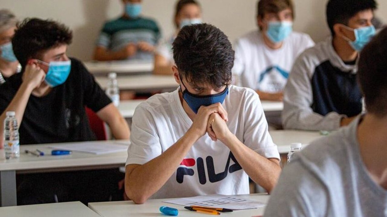 Alumno examin&aacute;ndose de la Evau
