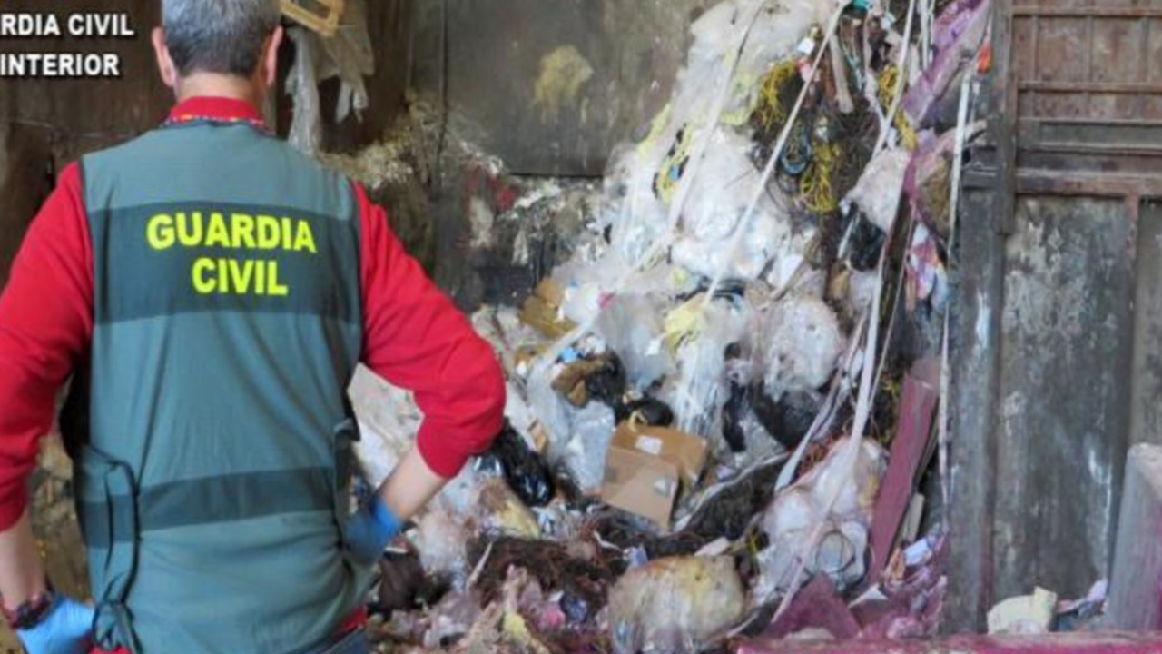 La Guardia Civil con los residuos.
