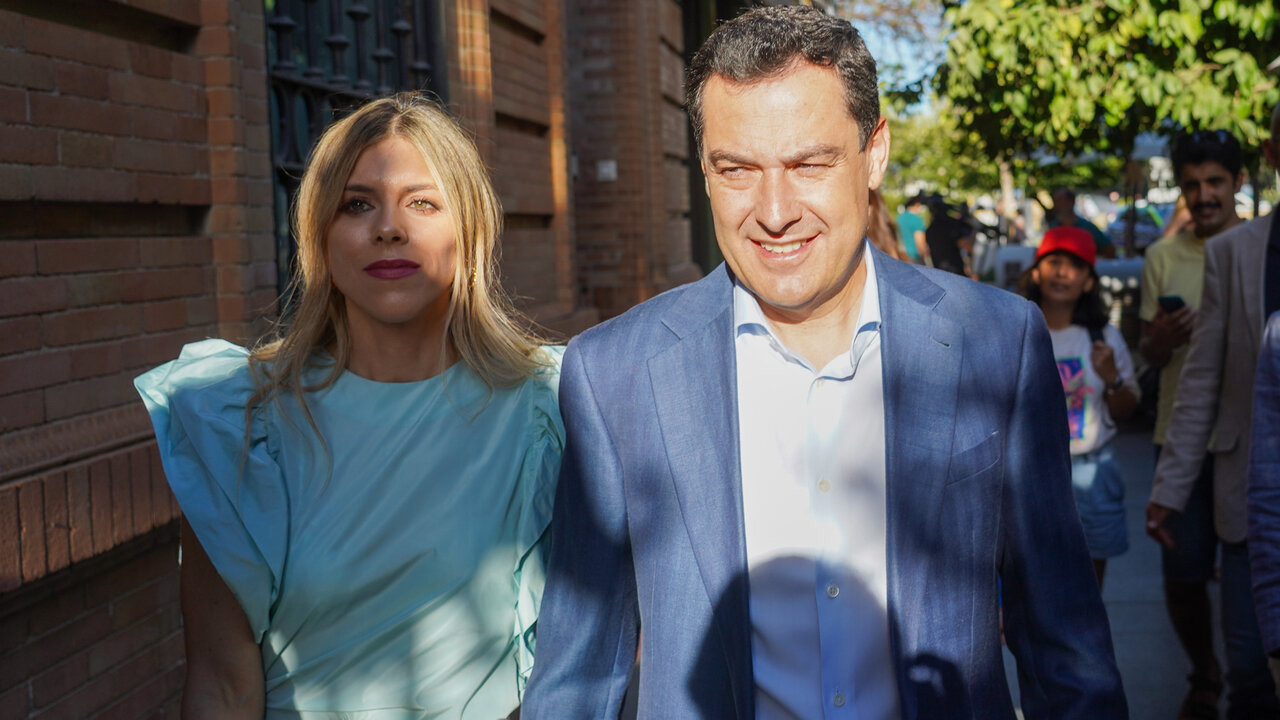 El presidente del PP andaluz y candidato a revalidar la Presidencia de la Junta, Juanma Moren, llegaba con su mujer a la sede del PP para seguir el resultados de las votaciones a 19 de junio del 2022 en Sevilla (Andaluc&iacute;a, Espa&ntilde;a)