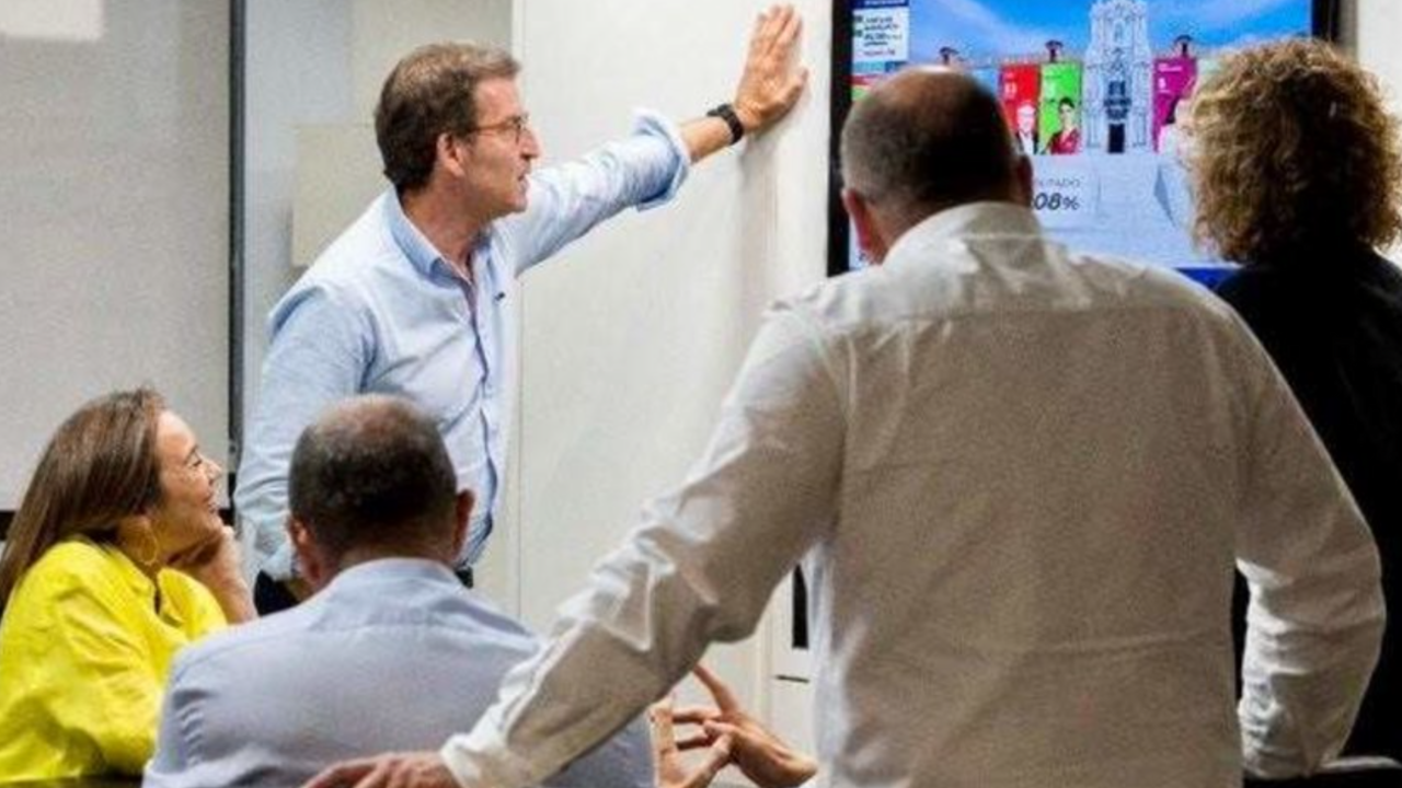 El l&iacute;der del PP, Alberto N&uacute;&ntilde;ez Feij&oacute;o, analiza con su equipo el resultado de las elecciones andaluzas.