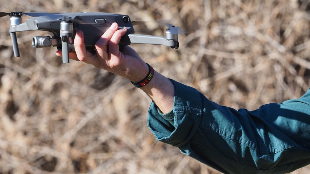 Guardia Civil manipulando un dron