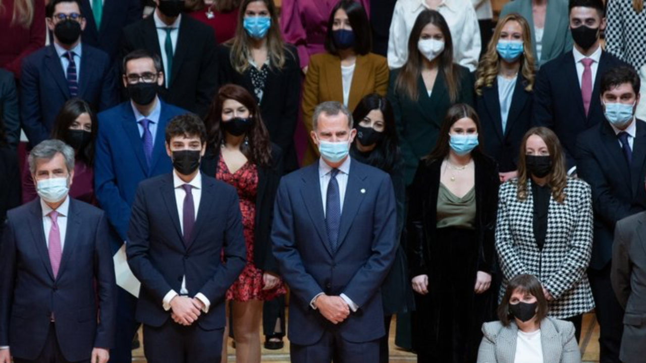 El presidente del TS y del CGPJ Carlos Lesmes y el Rey Felipe VI en la entrega de despachos a los 188 nuevos jueces de la &uacute;ltima promoci&oacute;n de la Escuela Judicial, en Barcelona el 29 de noviembre de 2021.