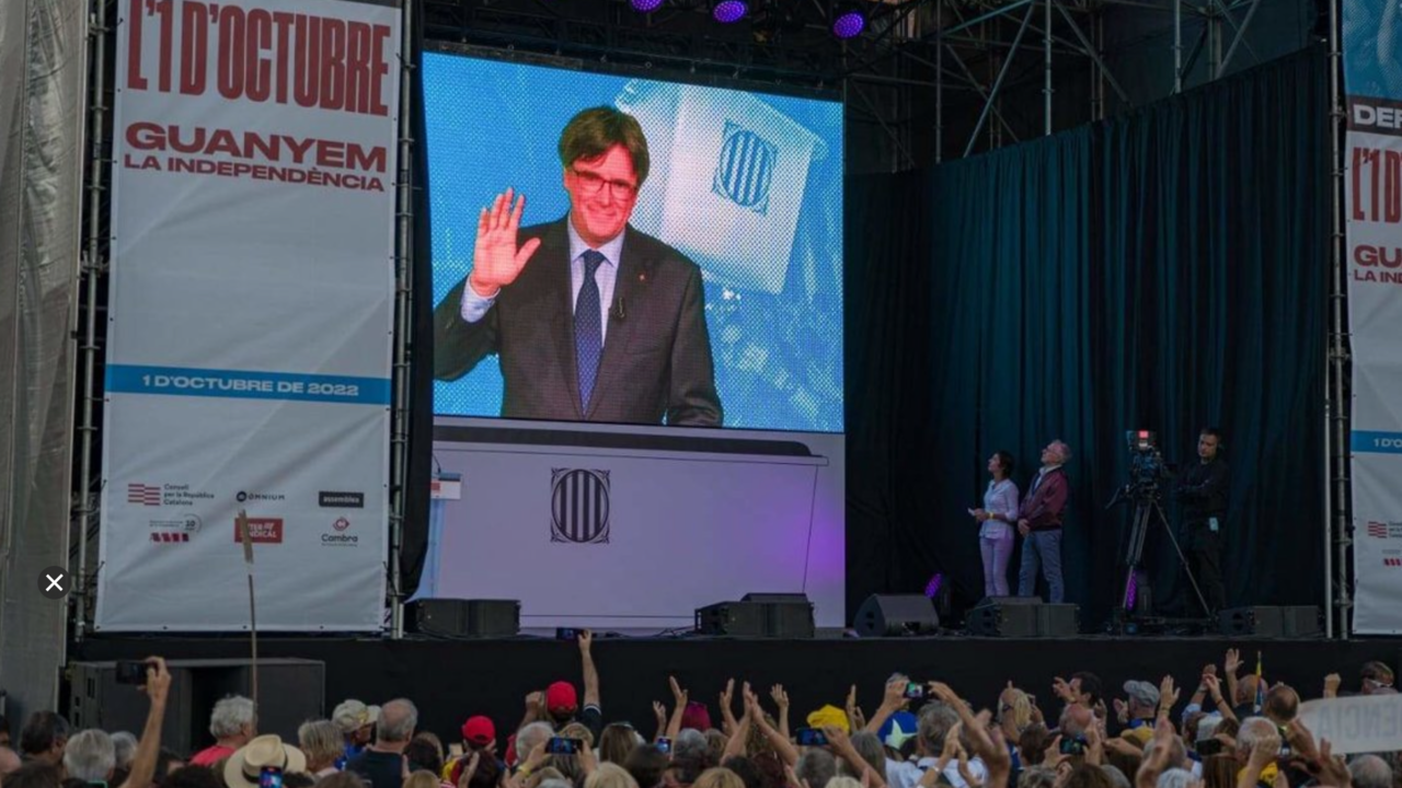 El expresidente de la Generalitat Carles Puigdemont en la concentraci&oacute;n con motivo del 1-O convocada por el Consell de la Rep&uacute;blica.
