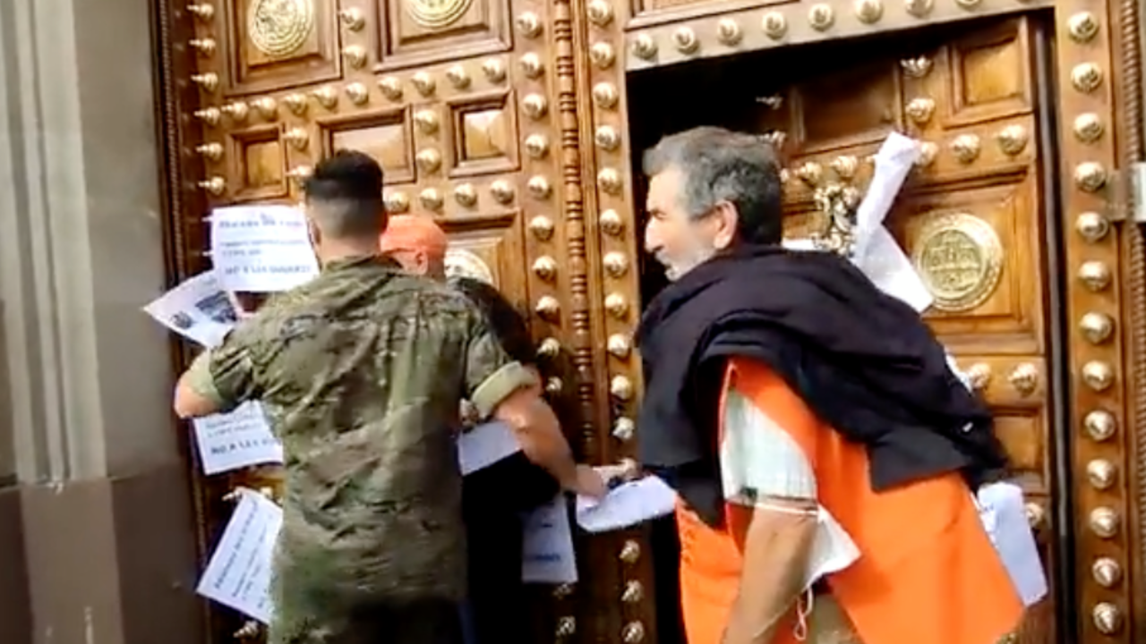 Incidente con un militar y manifestantes en la Capitan&iacute;a General de Barcelona.