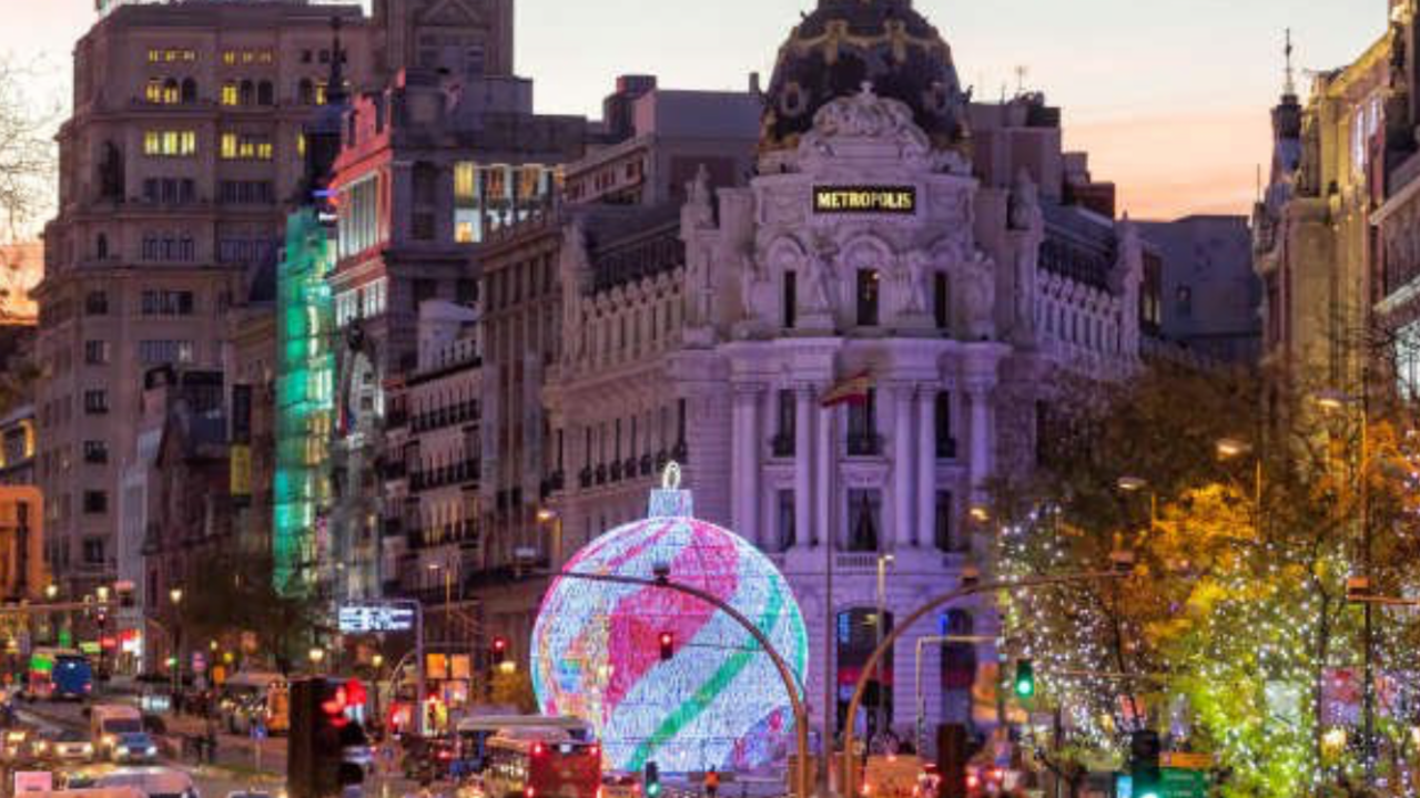 Alumbrado de Navidad en Gran V&iacute;a. Ayuntamiento de Madrid. Foto de archivo