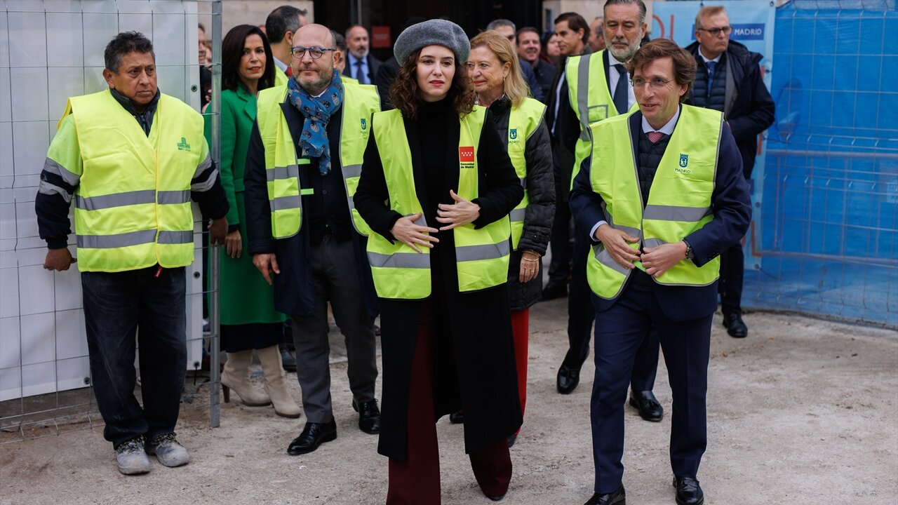 La presidenta de la Comunidad de Madrid, Isabel D&iacute;az Ayuso y el alcalde de Madrid, Jos&eacute; Luis Mart&iacute;nez-Almeida, durante su visita a las obras de la Puerta de Sol, a 21 de noviembre de 2022, en Madrid (Espa&ntilde;a). 