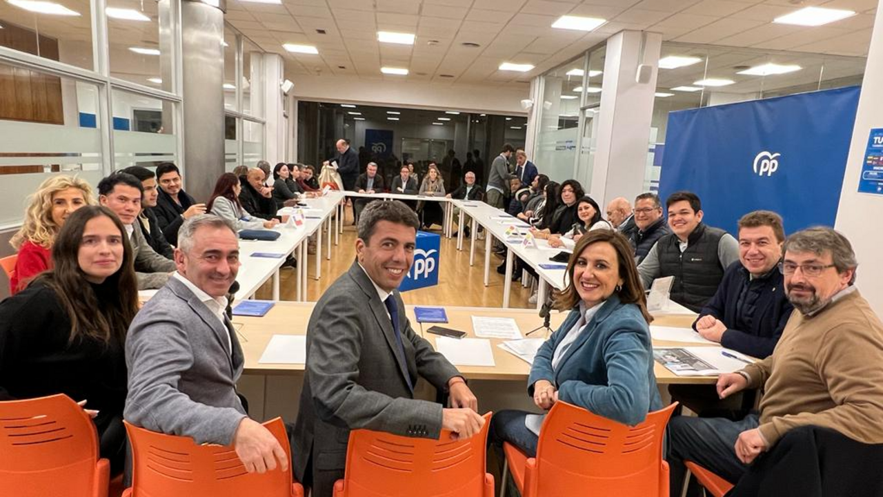 Carlos Mazon y Maria Jose Catala , con residentes extranjeros.