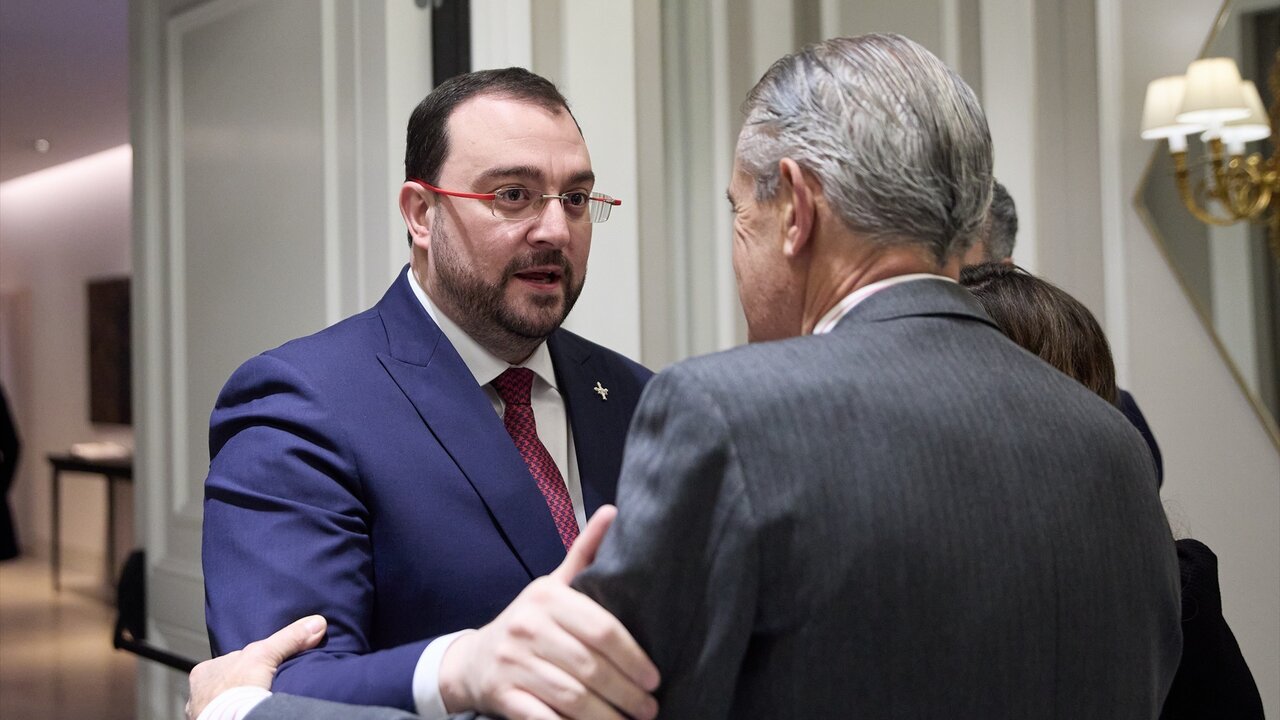 El Principado de Asturias, Adri&aacute;n Barb&oacute;n (i) y el presidente de Europa Press, As&iacute;s Mart&iacute;n de Cabiedes (d), se saludan a su llegada a n desayuno informativo de Europa Press, en el Hotel Rosewood Villa Magna, a 30 de enero de 2023, en Madrid (Espa&ntilde;a).