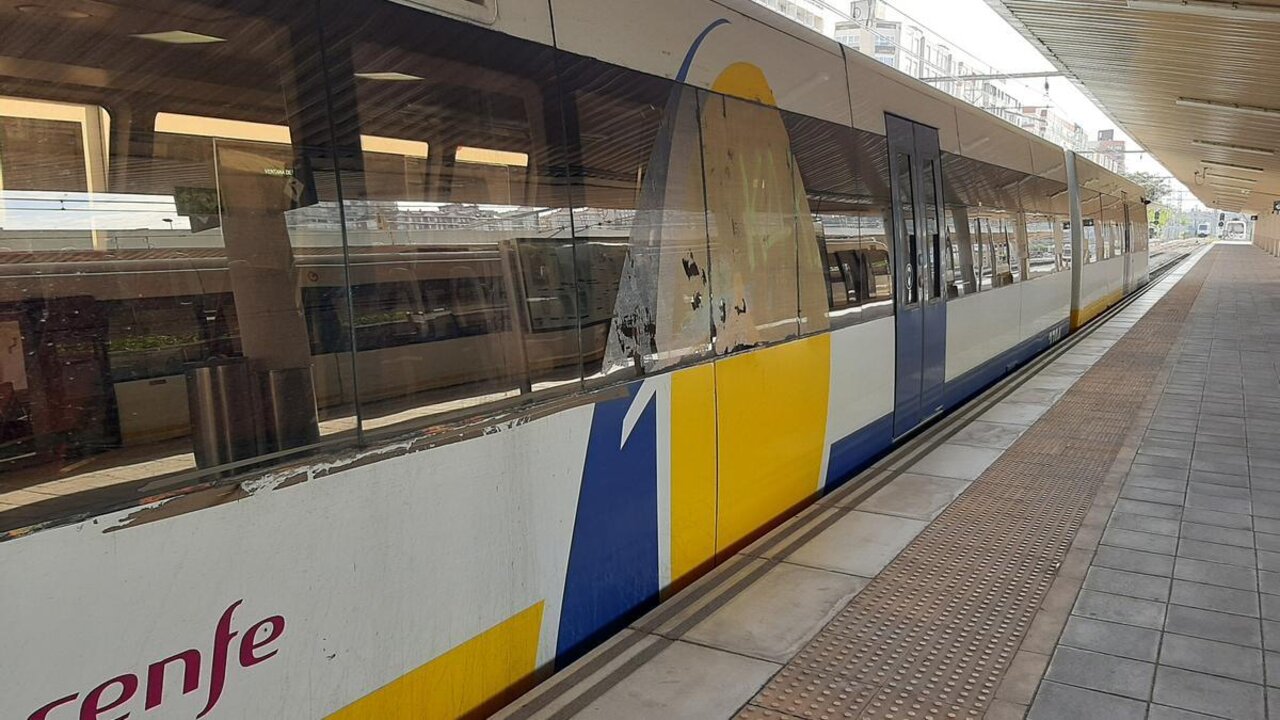 Tren de Cercanías de Cantabria en la estación de Renfe-Feve de Santander. 